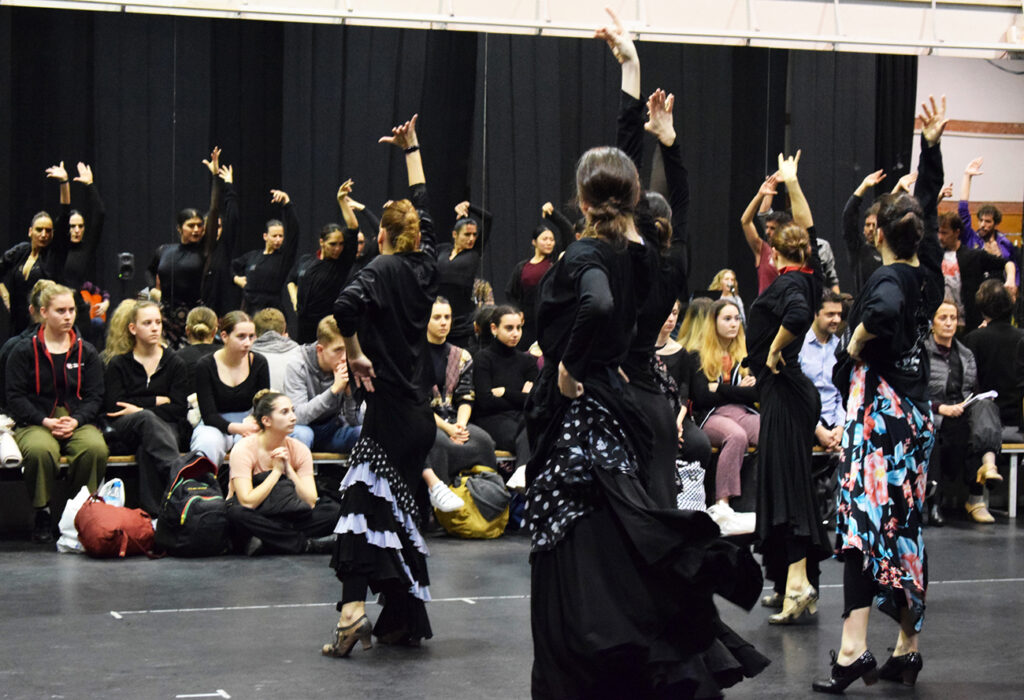 Imagen de uno de los ensayos del Ballet Nacional de España visitado por alumnos de una comunidad educativa