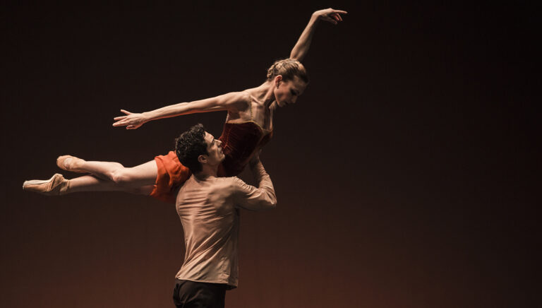 Imagen de la pieza Arriaga, coreografiada por Mar Aguiló, Pino Alosa y Joaquín De Luz 