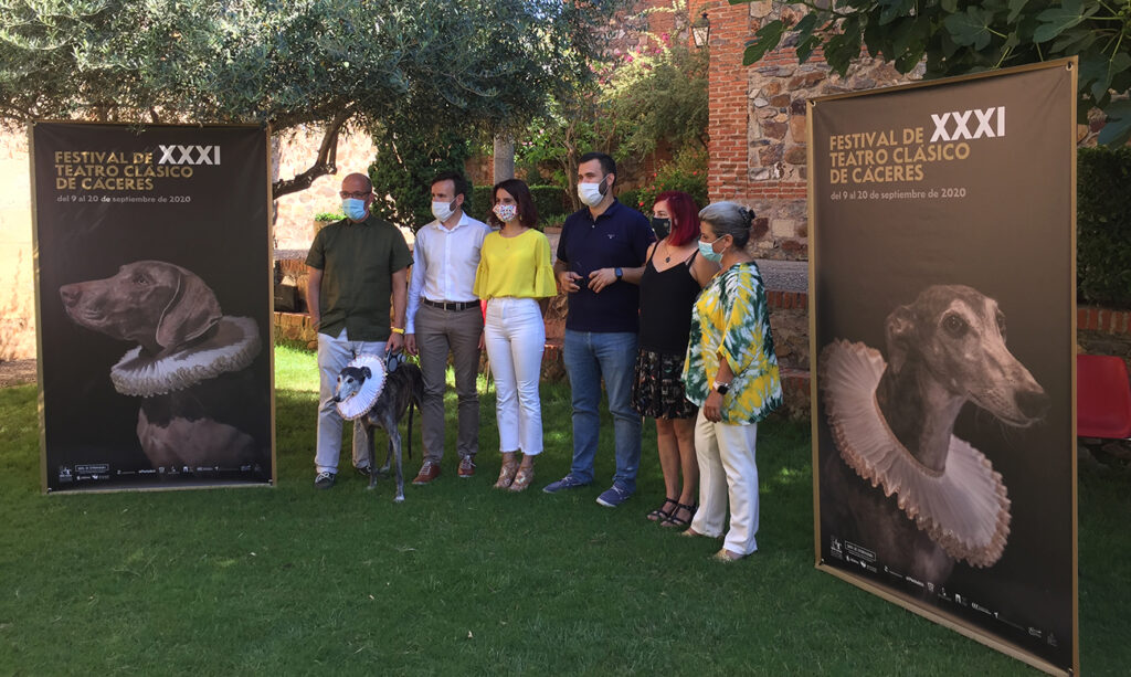 De izquierda a derecha, Tete Alejandre, autor del cartel; el diputado provincial de Cultura, Fernando Grande; la consejera de Cultura, Turismo y Deportes, Nuria Flores; el alcalde de Cáceres, Luis Salaya; la concejala de Cultura de Cáceres, Fernanda Valdés, y la directora del festival, Silvia González Gordillo. Posa con ellos, Gorda, la galga que ha posado para el cartel de este año como Melibea, en la presentación del Festival