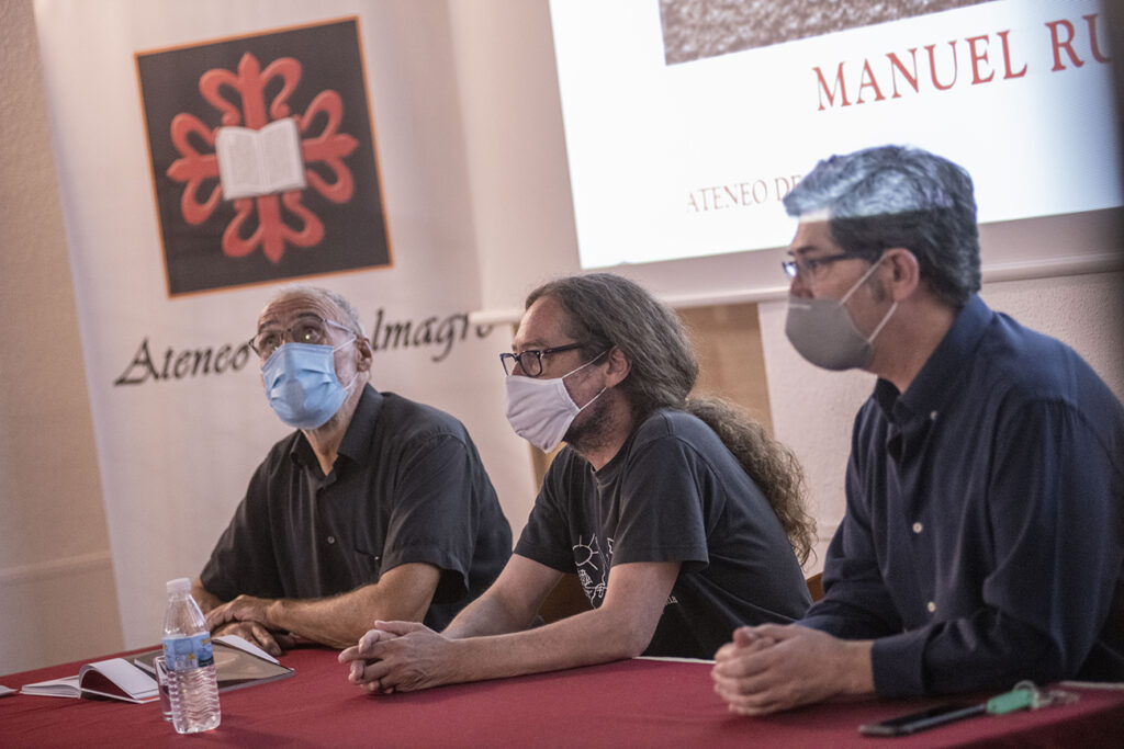 Momento de la presentación del libro realizado por Manuel Ruiz Toribio