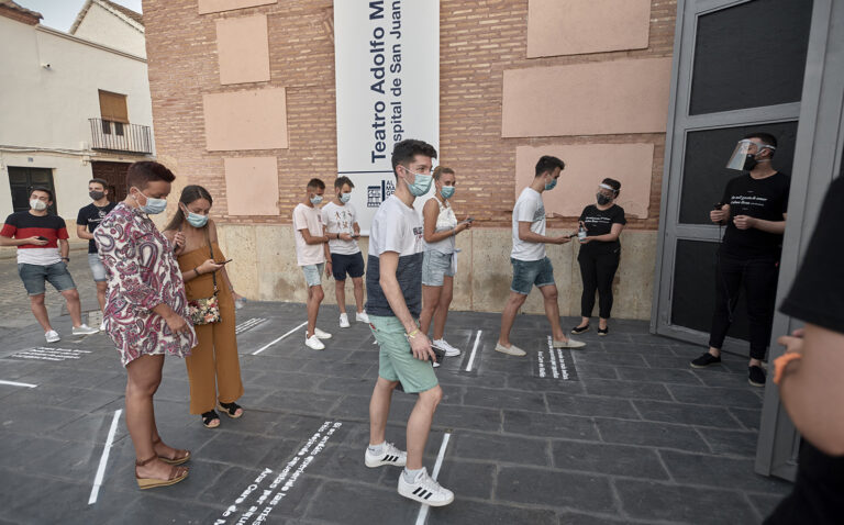 Imagen de la entrada al Teatro Adolfo Marsillach