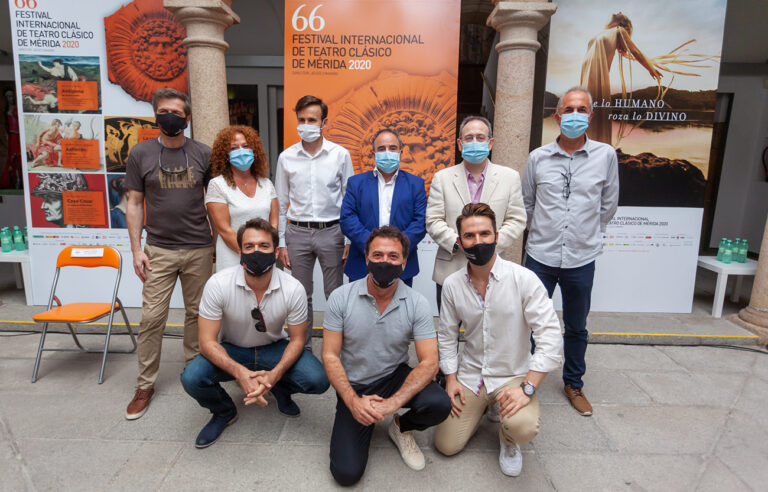 Representantes de las compañías participantes junto al director del festival, Jesús Cimarro