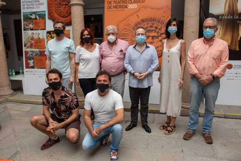 Los protagonistas posan al finalizar la rueda de prensa