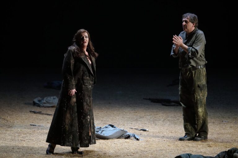 La soprano Ricarda Merbeth (Brünnhilde), tenor Andreas Schager (Siegfried) en una escena de la obra