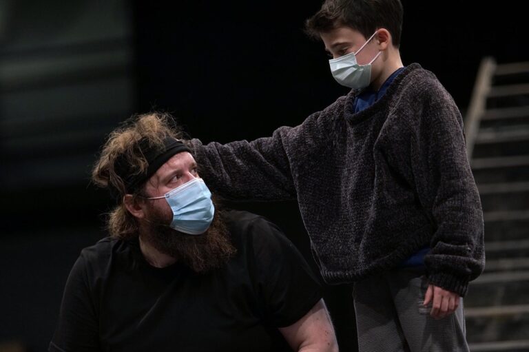 Allan Clayton (Peter Grimes), Saul Esgueva (niño)