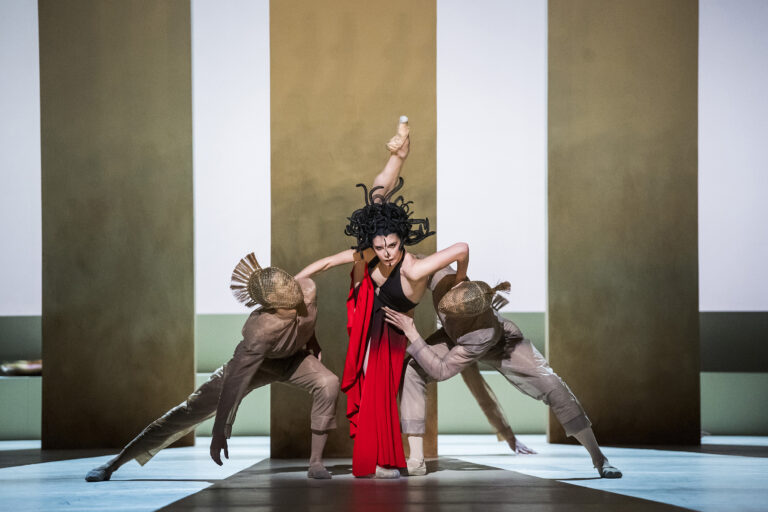 Natalia Osipova es Medusa and artists of The Royal Ballet as Soldiers in Medusa, The Royal Ballet © 2019