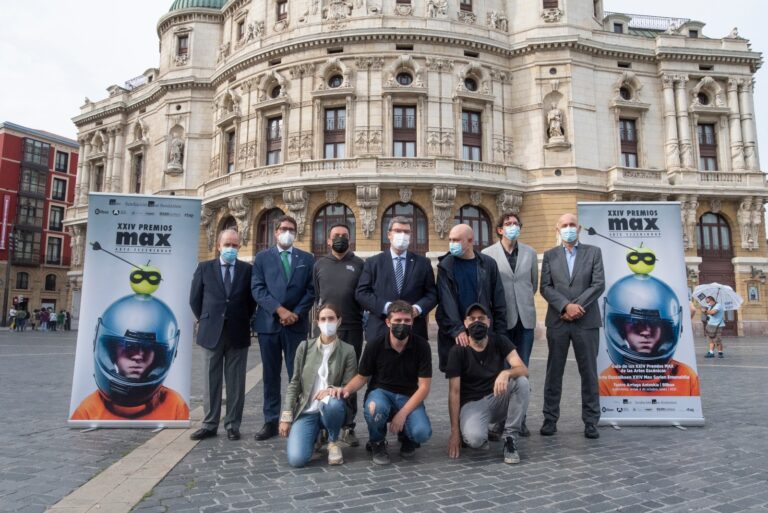 Presentación de los XXIV Premios Max en la plaza frente al Teatro Arriaga de Bilbao. De izda dcha: Ignacio Casado, director de SGAE Euskadi; Gonzalo Olabarria, concejal de cultura; Garbitxu, presidente del Consejo SGAE Euskadi; Juan María Aburto, alcalde de Bilbao; Calixto Bieito, director artístico de la gala y del Teatro Arriaga; Rubén Gutiérrez, director general de la Fundación SGAE, e Ignacio Malaina, director gerente del Teatro Arriaga. Abajo: Sandra Ibarretxe y Javier Roldán, de la formación musical Bilbao Sinfonietta, y Álex Gerediaga, codirector de la gala