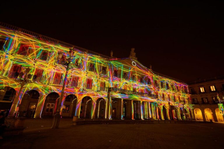 Iluminación en la fachada del Ayuntamiento de Vitoria-Gasteiz en la primera edición del Umbra Light Festival