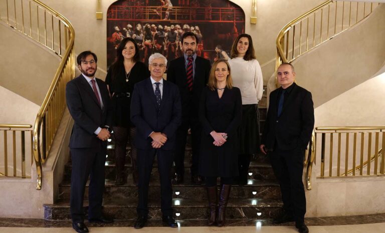 Abajo: Borja Ezcurra, director general adjunto y director de patrocinio del Teatro Real; Ignacio García-Belenguer, director general del Teatro Real; Paloma Real, directora general de Mastercard España; Joan Matabosch , director artístico del Teatro Real.  Arriba: Vanessa Cera, soprano; Víctor Manuel Dogar (actor, director de escena y mentor del programa Crescendo); Macarena de la Figuera, directora de la Fundación de los Amigos del Teatro Real