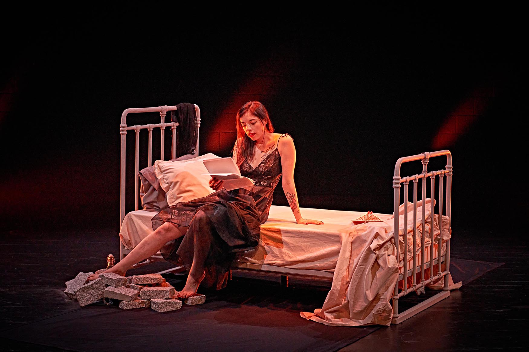 Escena de la obra protagonizada por Luna MIguel