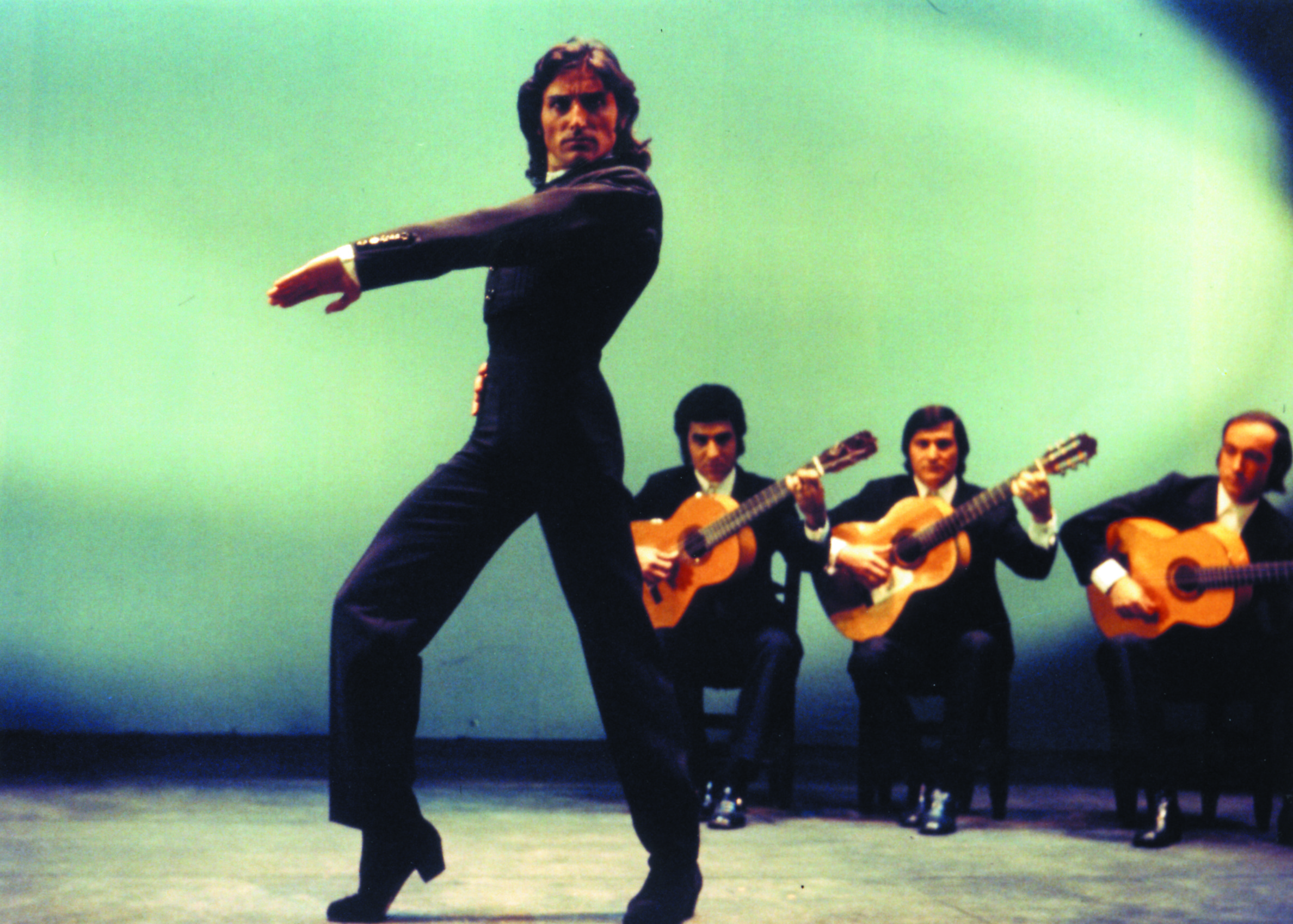 Antonio Gades, "Suite Flamenco", Antonio Gades en "La Farruca" con tres guitarritas, entre ellos Daniel Moya y Emilio de Diego. 1970. Fondo Fundación Antonio Gades, CDAEM