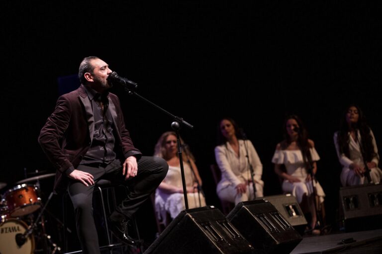 El Coro de Cámara de Granada y el Quinteto de cuerda de la Orquesta Ciudad de Granada acompañaron anoche a Pepe Luis ‘Habichuela’ en el homenaje a su padre