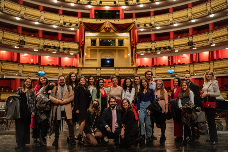 Foto de familia del equipo de 'Crescendo' en el escenario del Teatro Real