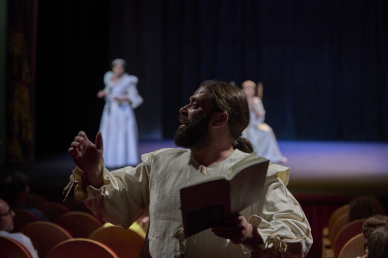 Imagen de un momento de la obra "Góngora estuvo aquí" de la compañía uruguaya Teatro del Umbral