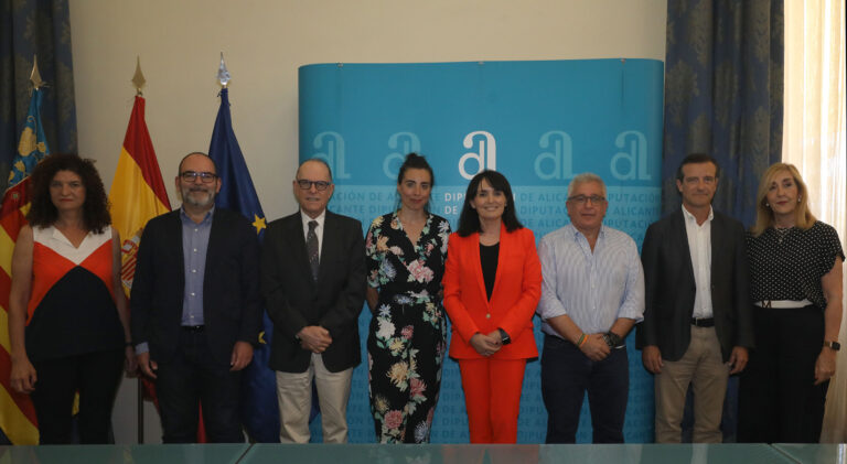 Foto de familia de los representantes de las diferentes instituciones que integran el Patronato de la Muestra. De izquierda a derecha: Alicia Garijo, delegada territorial del Institut Valencià de Cultura; Javier de Dios, subdirector de Teatro del INAEM; Joan Francesc Marco, director general del INAEM; Mónica Pérez Blanquer, directora artística de la Muestra de Autores Contemporáneos de Alicante; Julia Parra, diputada de Cultura de la Diputación de Alicante; Joaquín Manresa, concejal de Cultura del Ayuntamiento de Alicante; Álvaro Oltra, director territorial de la SGAE-Comunidad Valenciana y María José Argudo, directora del área de Cultura de la Diputación de Alicante