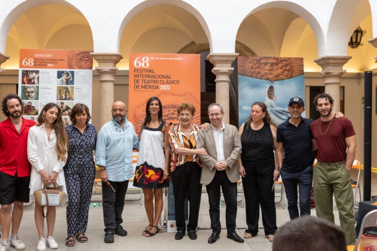 Fotografía de familia de la presentación esta mañana en Mérida