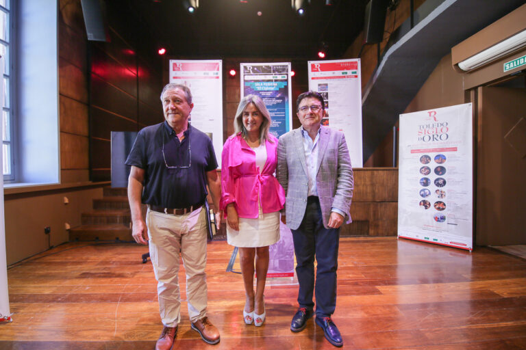 (De izq. a dcha.) Francisco Plaza, director del Teatro; Milagros Tolón, alcaldesa de Toledo; y Teo García, concejal de Cultura de la localidad