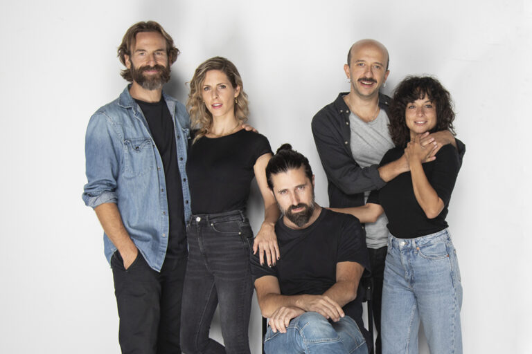 Ana Janer (primera por la derecha) junto al equipo de la producción