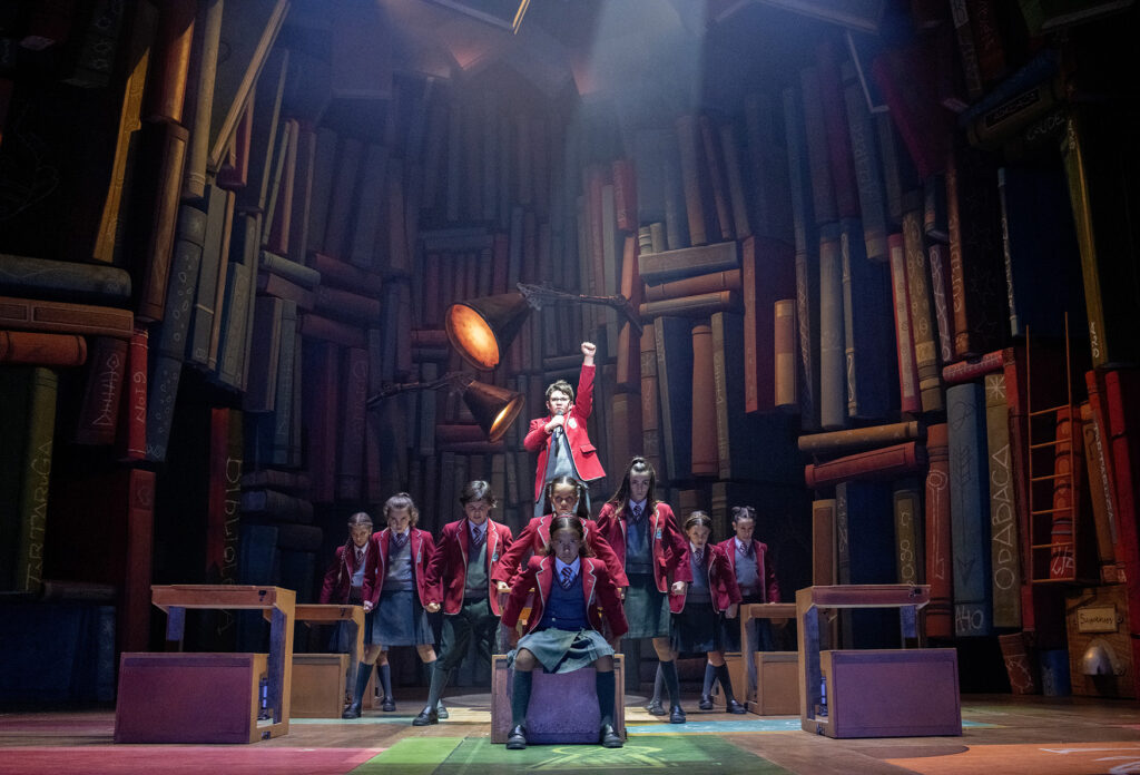 Imagen promocional de una escena del musical "Matilda"