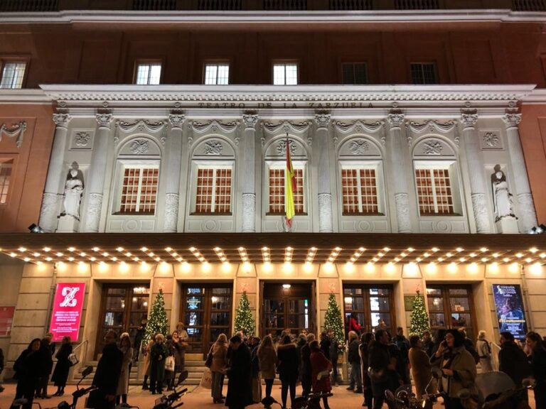 Imagen navideña de la fachada del Teatro de la Zarzuela