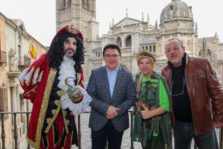 Los protagonistas en la presentación en su visita a la ciudad imperial