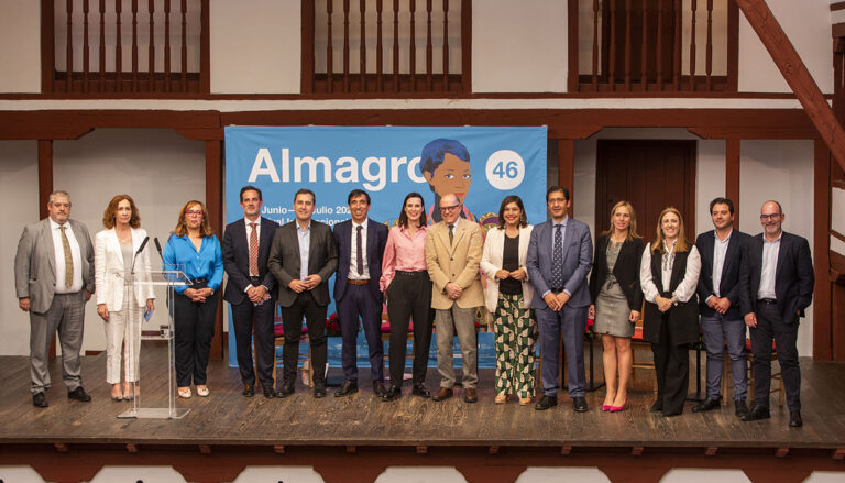 Fotografía de familia de la presentación en el Corral de Comedias de Almagro