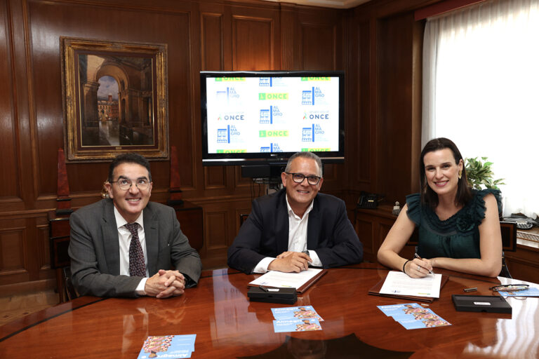 Momento de la firma del convenio de colaboración de este año