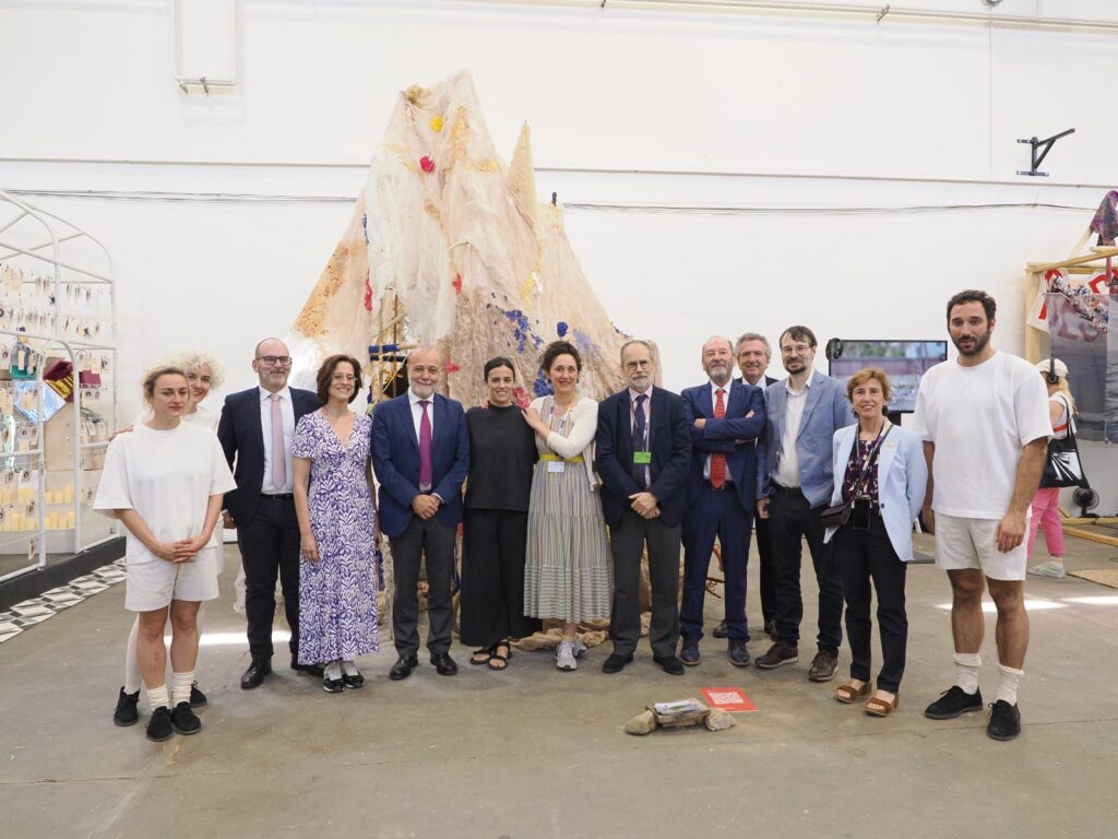 De izquierda a derecha: Lara Brown, coreógrafa y performer; María Jerez, dramaturga y performer; Javier De Dios, subdirector general de Teatro y Circo del INAEM; Inmaculada Escobar, Jefa de Área de Promoción Cultural en la Agencia Española de Cooperación Internacional para el Desarrollo (AECID); José Andrés Torres Mora, presidente de Acción Cultural Española (AC/E), María Buey González, conceptualización y diseño; Maral Kekejian, comisaria artística de la participación española en la Cuatrienal de Praga; Alberto Moreno Humet, embajador de España en la República Checa; Juan José Areces, secretario general del INAEM; Gabriel Planella, director de programación de AC/E; Pablo Iglesias Simón, director de la Real Escuela Superior de Arte Dramático; Felisa de Blas, comisaria artística del Pabellón de Estudiantes; y Javi Cruz, diseño, creación de estructuras y performer