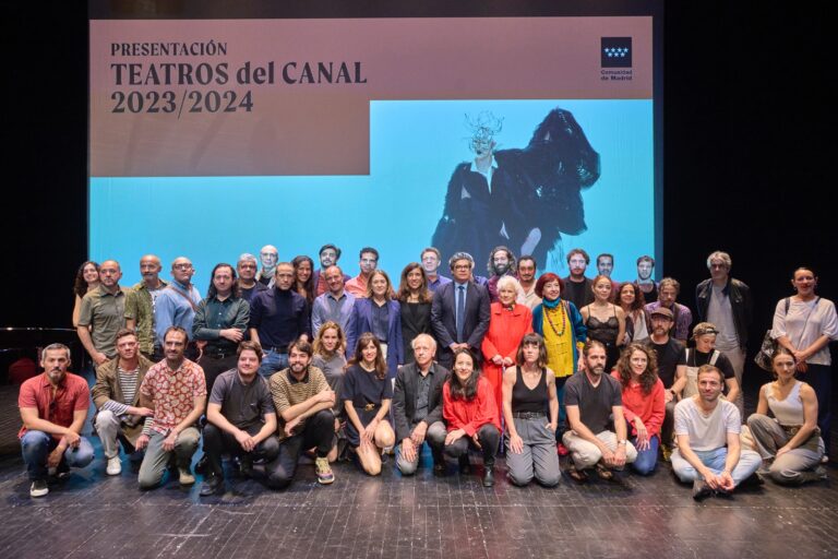 La consejera Marta Rivera de la Cruz, el viceconsejero Daniel García, el director general de Promoción Cultural, Gonzalo Cabrera y la directora de Teatros del Canal, Blanca Li, hoy con algunos artistas que estarán presentes en la temporada 23/24