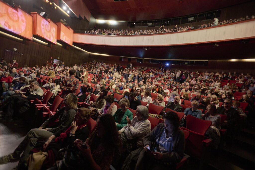 Público en la Sala Roja minutos antes de una función de esta temporada