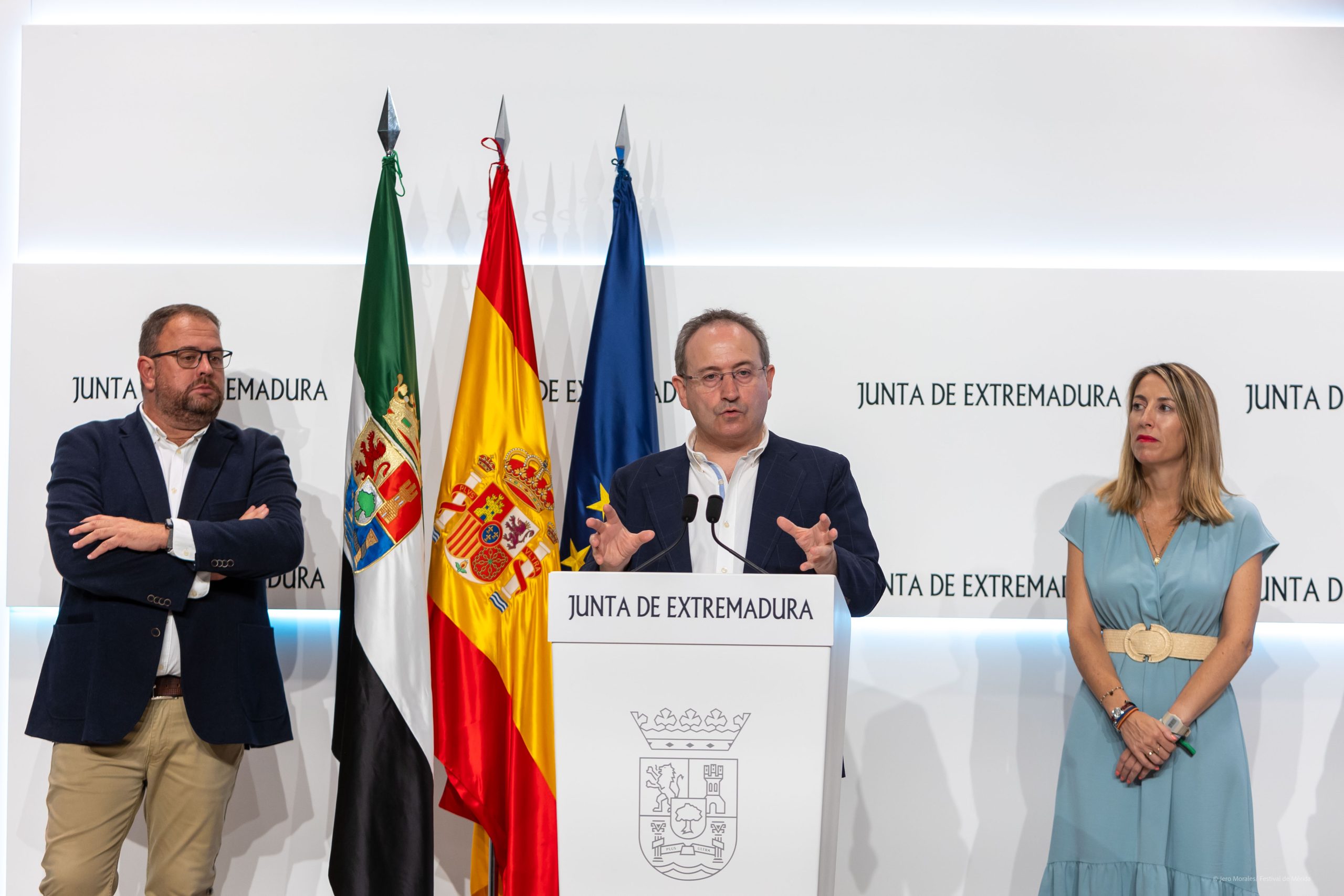 Intervención del director del festival, Jesús Cimarro, delante del alcalde de Mérida y Presidenta de la Junta de Extremadura