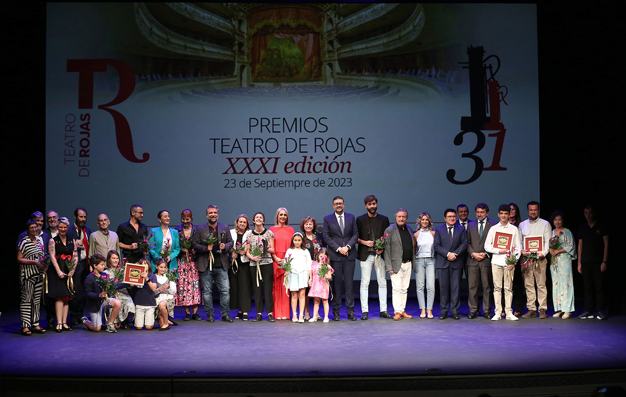 Fotografía de familia de los premiados