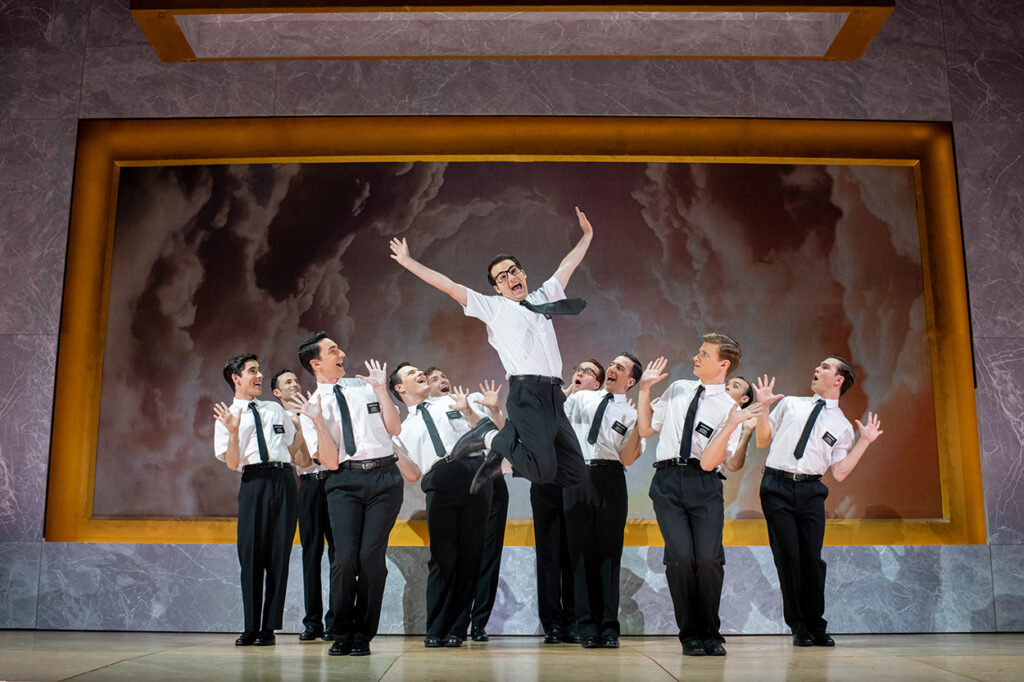 Imagen de escena de el musical "The book of Mormon"