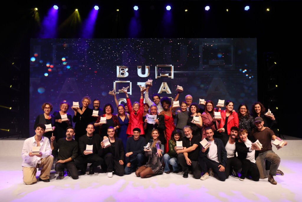 Fotografía de familia de los premiados