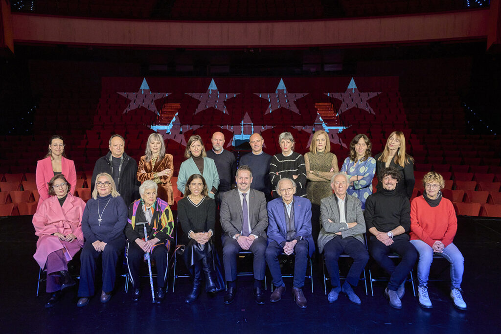 El consejero de Cultura, Turismo y Deporte, Mariano de Paco, en el centro, acompañado por los nuevos directores residentes de Teatros del Canal, los festivales de la Comunidad de Madrid y otros proyectos, esta mañana en la Sala Roja de Teatros del Canal tras el acto de presentación