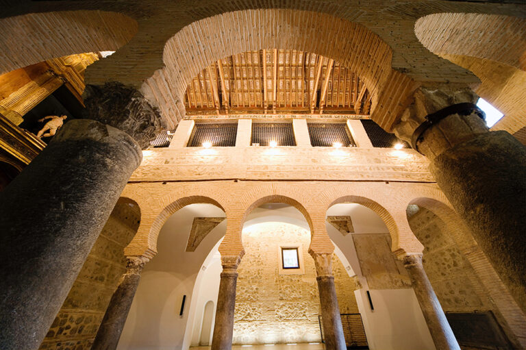 Interior de la iglesia de San Sebastián en Toledo