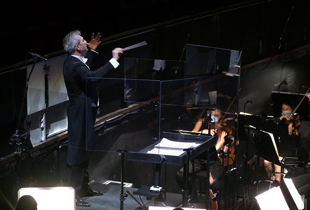 Nicola Luisotti dirigiendo La Traviata en el Teatro Real de Madrid