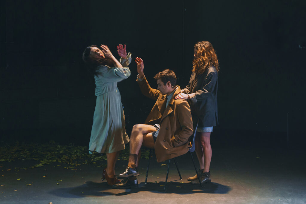 Carmen Angulo, Juan Paños y Leticia Etala en una escena de Electra