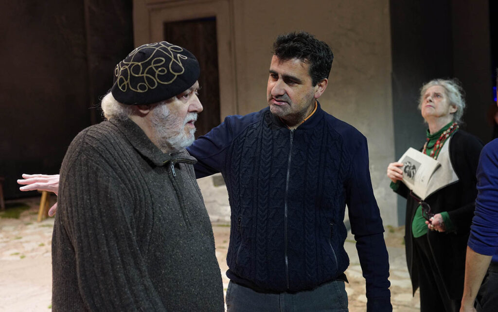 Mario Gas (izquierda) con el director de escena Ignacio García y Vicky Peña, recién galardonada con la Medalla de Oro al Mérito en las Bellas Artes 2023, en un ensayo de 'La rosa del azafrán'