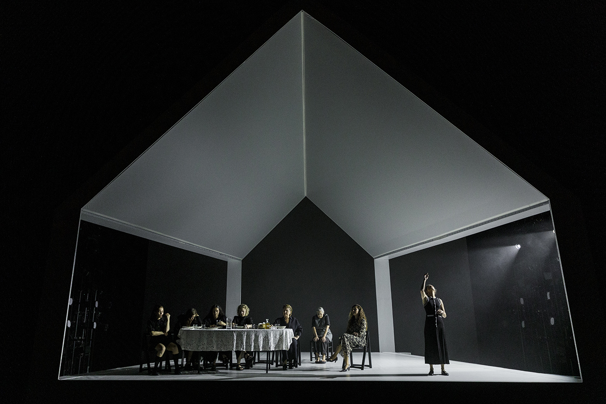 Imagen de una escena de la obra dirigida por Alfredo Sanzol para el Centro Dramático Nacional
