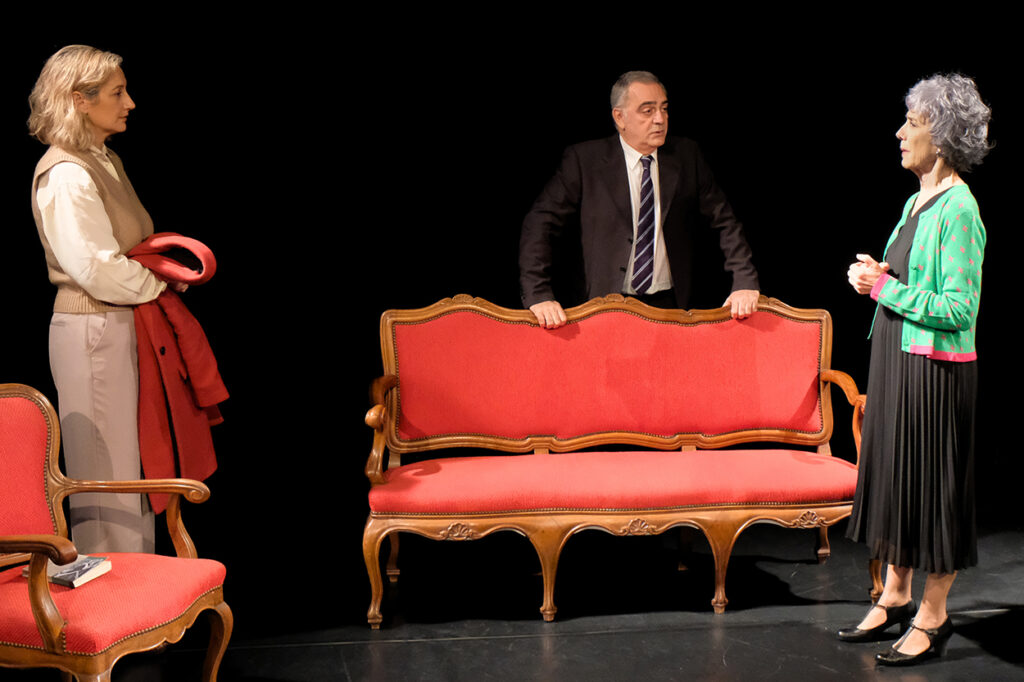 Una imagen de escena de la comedia de salón