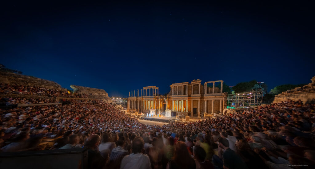 Vista general del Teatro Romano de Mérida durante la representación de "Las nubes"