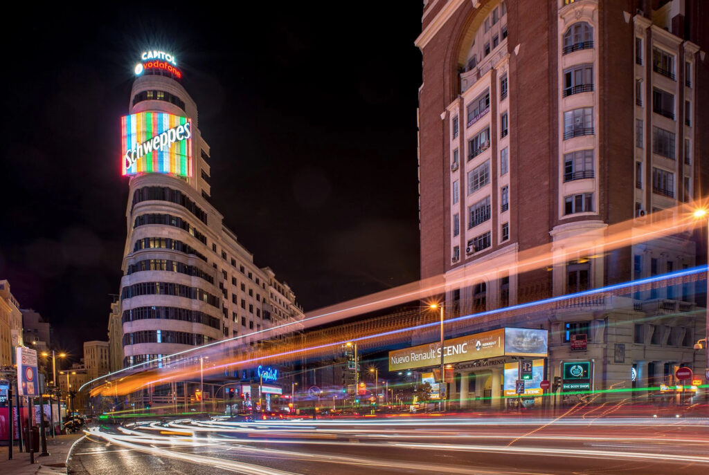 Imagen al fondo del Palacio de la Prensa  en la Gran Vía madrileña