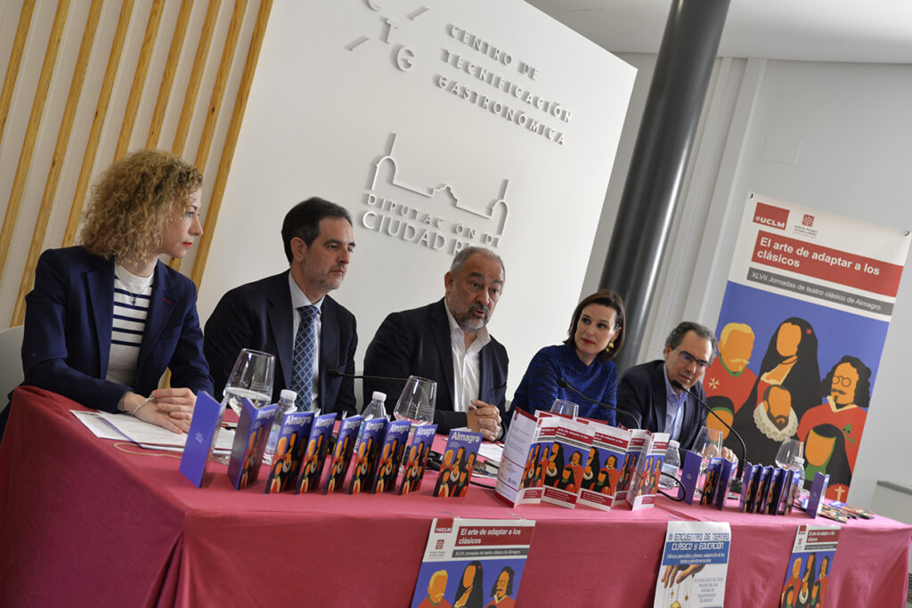 De izquierda a derecha: Almudena García, profesora y secretaria de las Jornadas; César Sánchez, vicerrector de Cultura, Deporte y Extensión Universitaria (UCLM); Julián Garde, rector de la UCLM; Irene Pardo, directora del Festival Internacional de Teatro Clásico de Almagro; Rafael González, profesor y director de las Jornadas de Teatro Clásico de Almagro