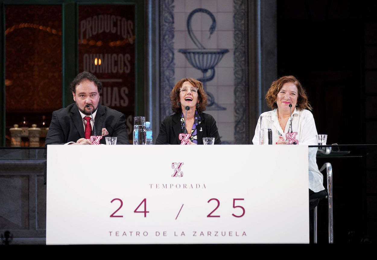 De izquierda a derecha: el maestro José Miguel Pérez Sierra (director musical del Teatro de la Zarzuela), Paz Santa Cecilia (directora general del INAEM) e Isamay Benavente (directora del Teatro de la Zarzuela)