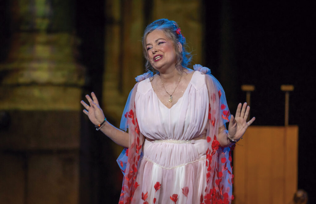 Emma Ozores en una escena de la obra teatral "Zeus" en el teatro romano de Mérida