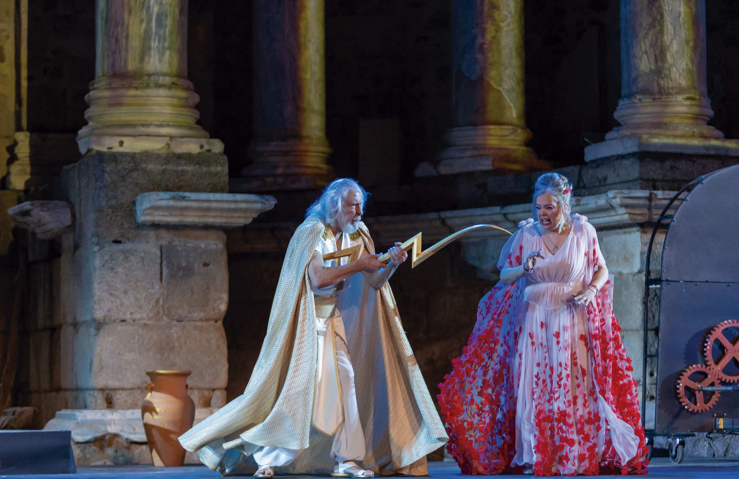 Emma Ozores en una escena de la obra teatral "Zeus" en el teatro romano de Mérida
