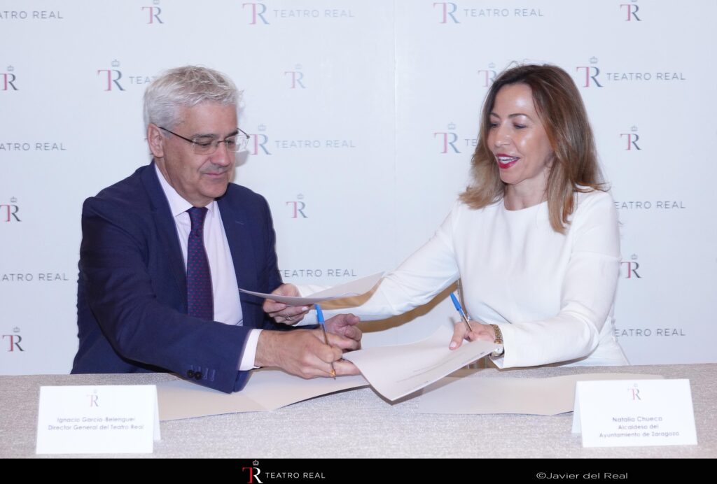 Ignacio García-Belenguer (director general del Teatro Real) y Natalia Chueca (alcaldesa de Zaragoza) en el momento de la firma