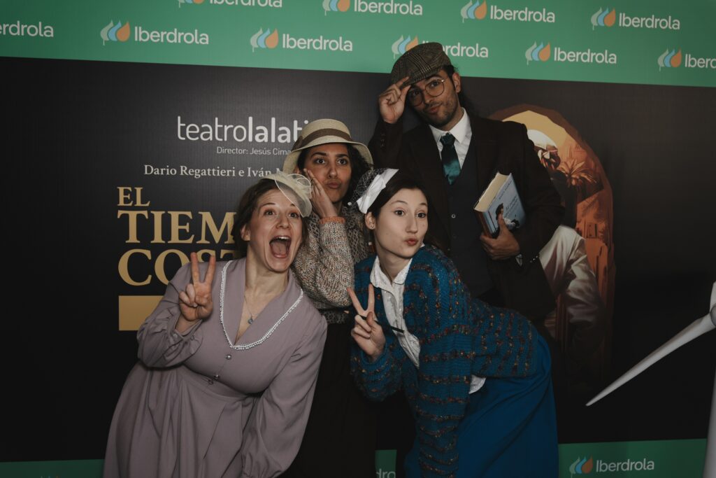 Integrantes del musical "El tiempo entre costuras", representado en el Teatro La Latina de Madrid