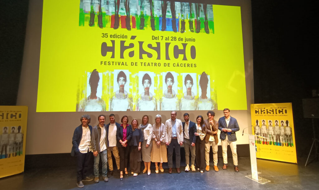 Fotografía de familia de la presentación del XXXV Teatro Clásico de Cáceres